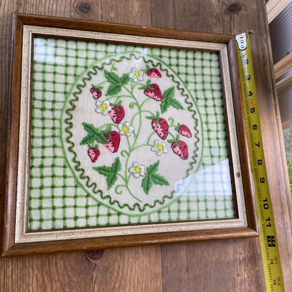 Vintage Crewel Embroidery Framed Strawberries Retro Cottage Core 12 X 12 - Picture 8 of 8